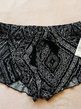 ME to We NWT women’s size Medium shorts